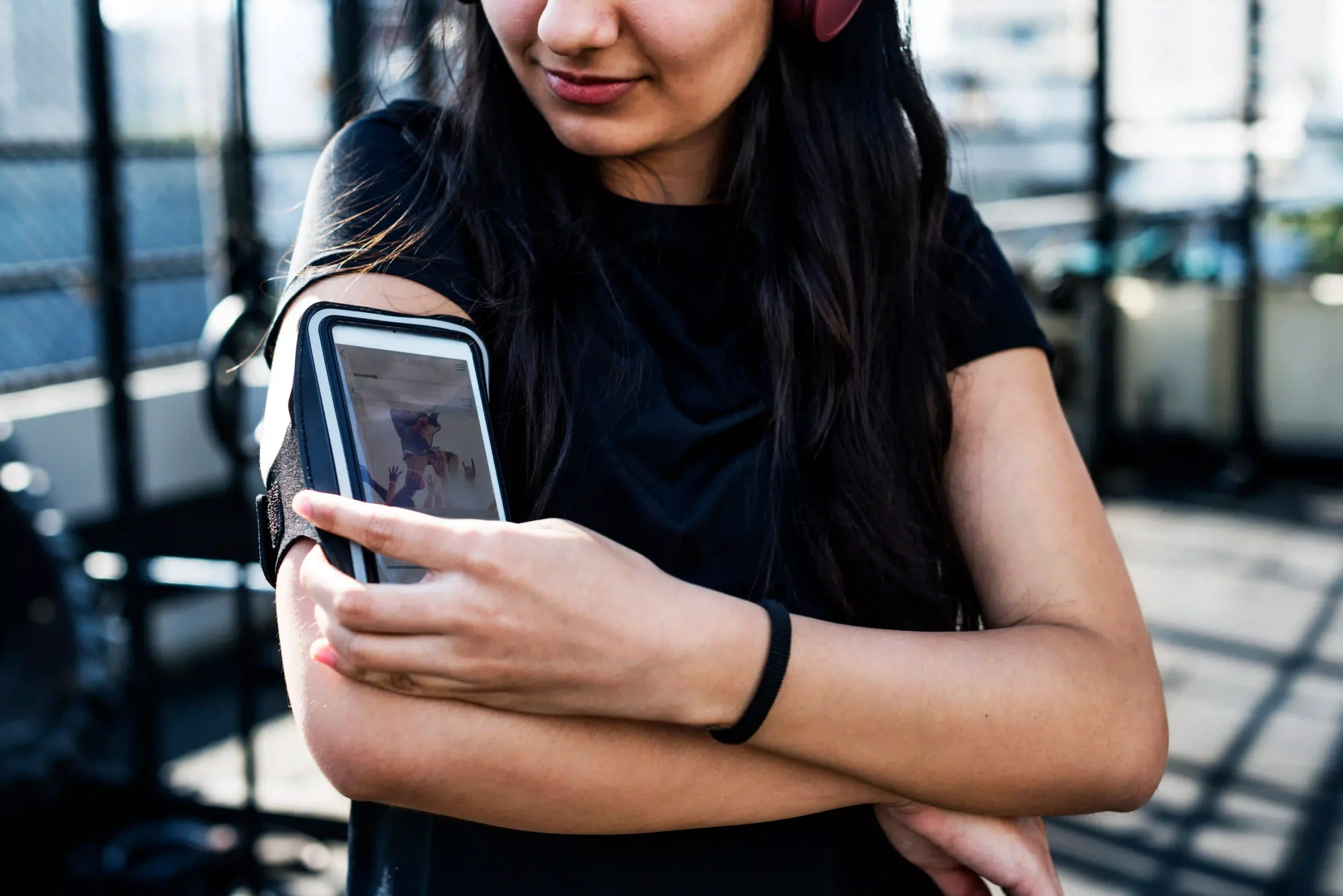 Online fitness coaching app with client engagement and nutrition tracking features